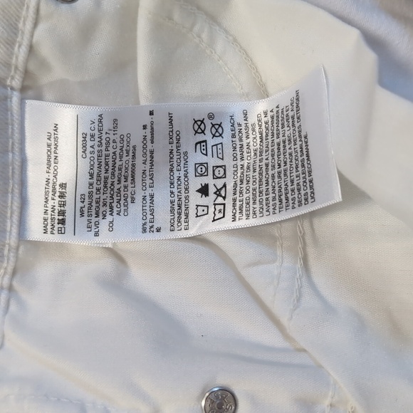 NWT Signature by Levis Distressed Cuffed Mid Rise Slim Boyfriend Denim - Picture 6 of 7